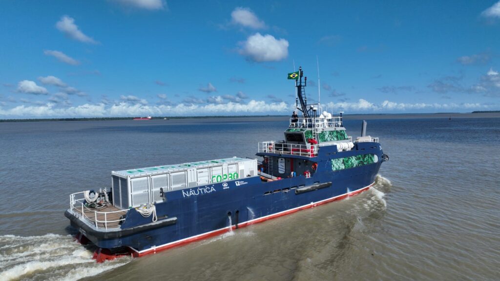 Barco a hidrogenio JAQ H1 navegando