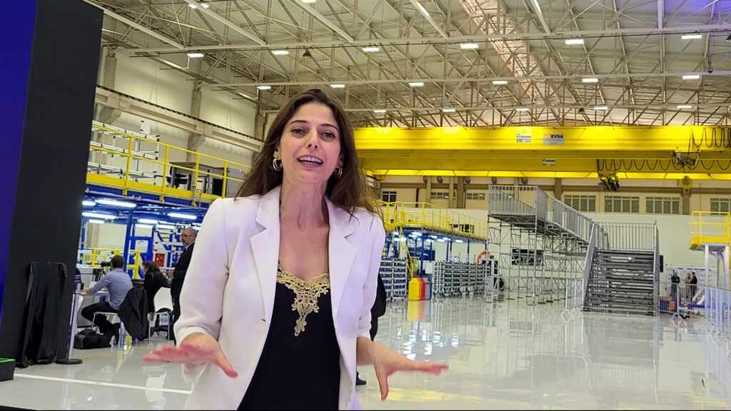 Gislene Bastos na fábrica da Embraer SAAB