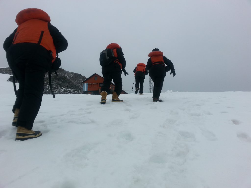 Andar na neve com roupas pesadas, carregando equipamentos, contra o vento e chuva fina,é das tarefas mais cansativas. Foto Dionei Santos.