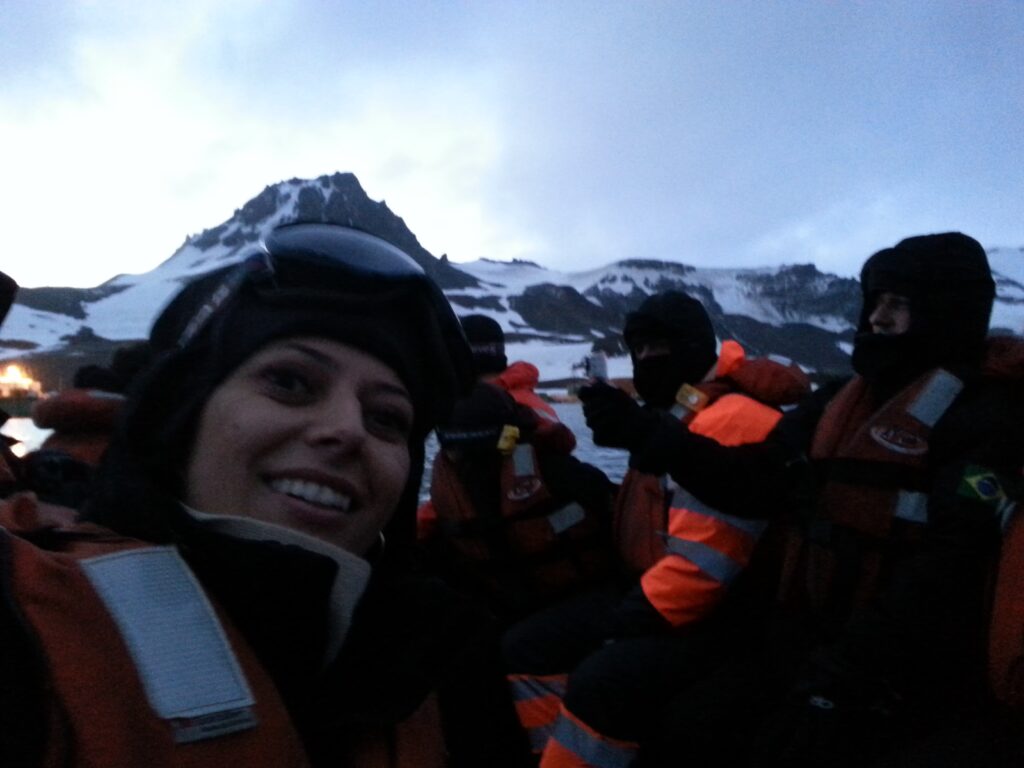 Gislene Bastos no bote na Antartica