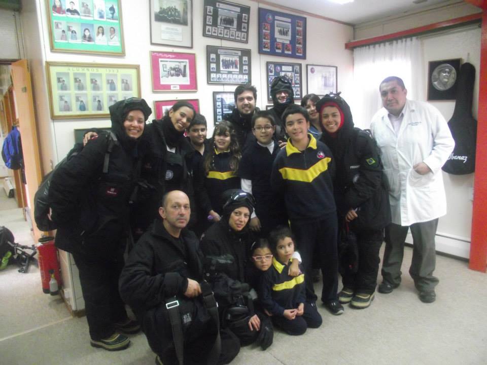 Nosso grupo de jornalistas com alunos e professores durante visita à escola da Villa Las Estrelas.