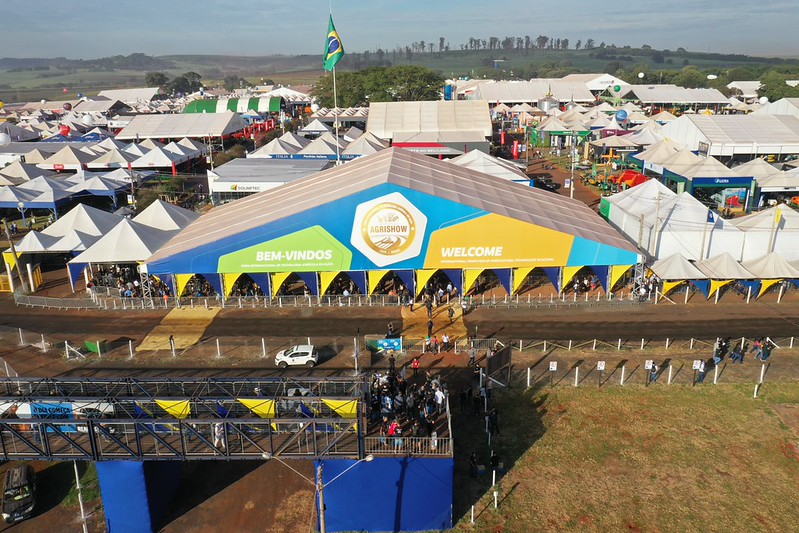 Agrishow 2026 apresenta tecnologias para o novo agro, com máquinas conectadas, drones, aviação agrícola e soluções de sustentabilidade no campo.