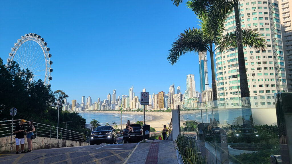 Turismo em Balneário Camboriú. Foto geral mostra praia e roda gigante FG. Foto Gislene Bastos