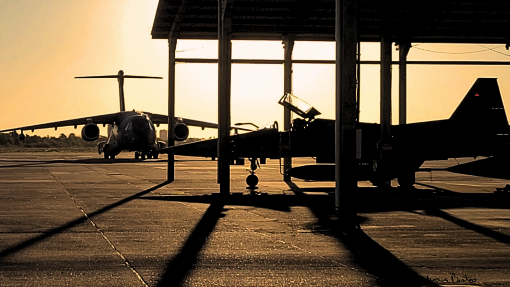 Aeronaves KC-390 e F-5 em silhueta na Base Aérea de Canoas durante operação de reabastecimento em voo. Foto Gislene Bastos/H44 Horizonte
