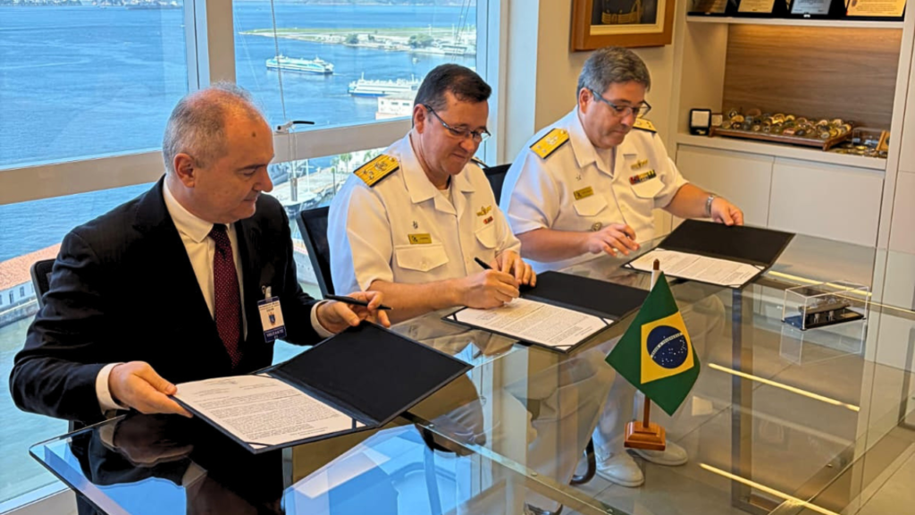 Marinha do Brasil e Atech firmam parceria para evoluir o sistema de combate das Fragatas Classe Tamandaré e reforçar a defesa naval.