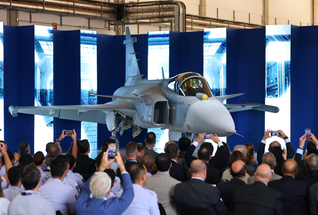 O primeiro F-39 Gripen produzido no Brasil tem matrícula FAB 4109 e foi apresentado em Gavião Peixoto.