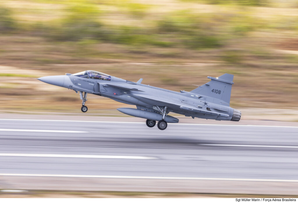 Caça F-39 Gripen durante decolagem em operação de Alerta de Defesa Aerea na Base de Anápolis, da FAB.