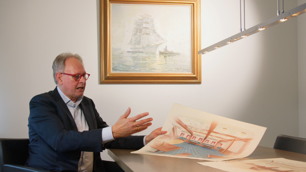 Piet van Rooij, um dos profissionais da Damen Shipyards que acompanharam a construção, mostra desenhos originais da decoração do Navio-Veleiro Cisne Branco.