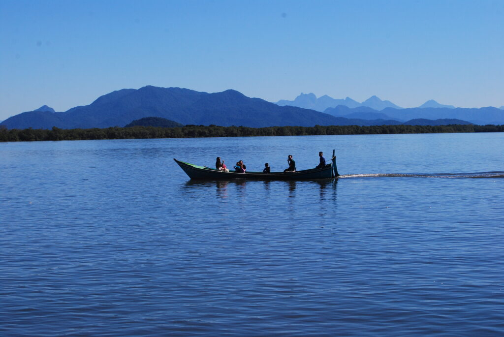 Trilha do Ararapira, em Superagui, é destino de ecoturismo no Paraná para visitar no outono. Foto Gislene Bastos